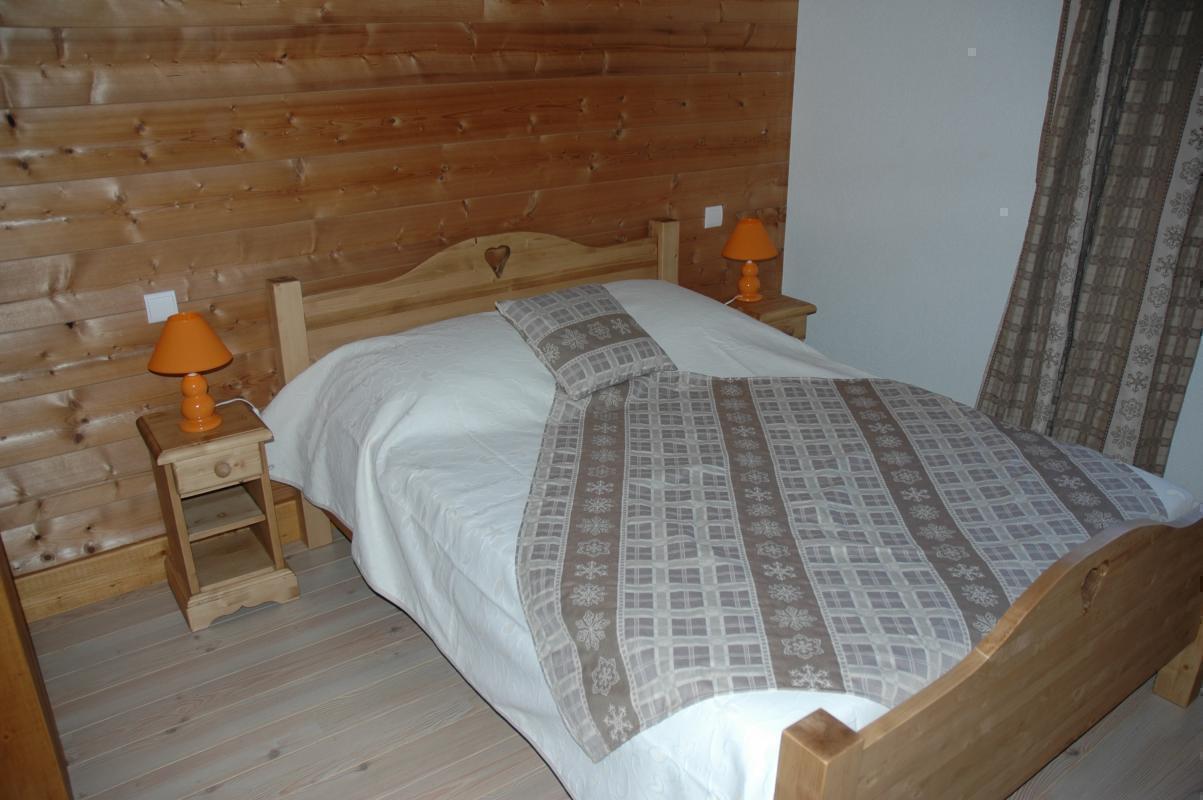 Chambre n&deg;3 avec un lit double