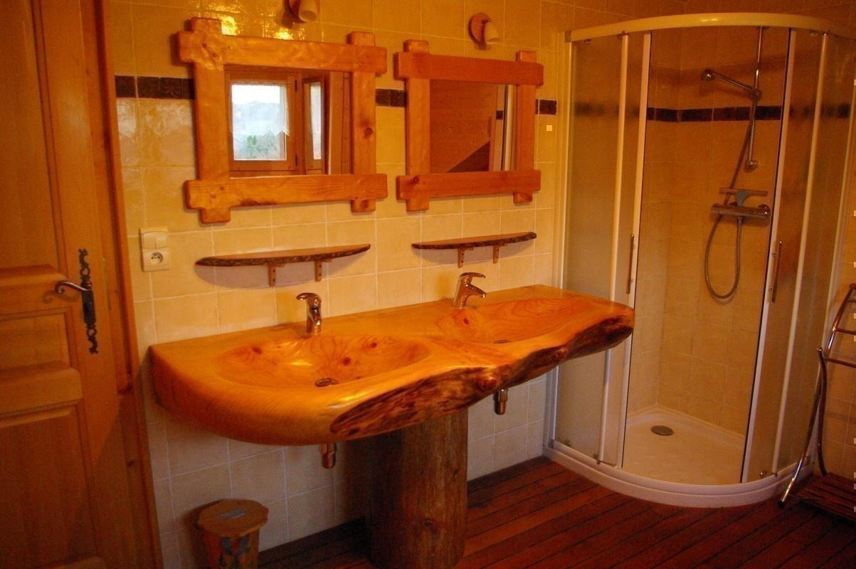 Salle de bain tout bois m&ecirc;me le grand lavabo