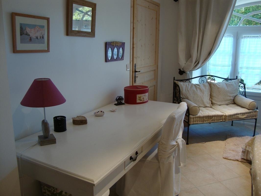  Bureau dans la chambre.