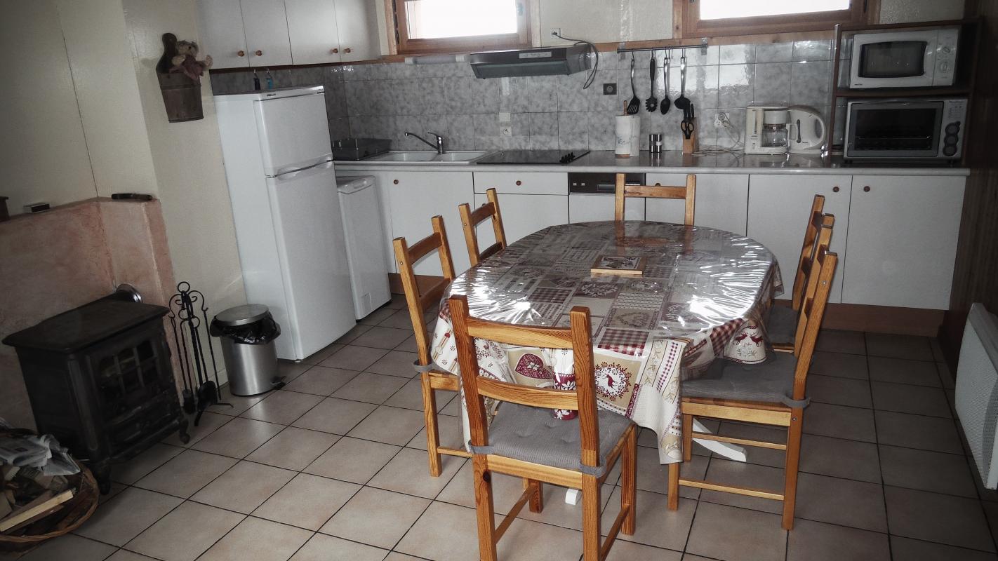 Cuisine &eacute;quip&eacute;e,lave vaisselle, frigo et cong&eacute;lateur, four ,micro-onde, plaque vitro,hotte , lave-linge.