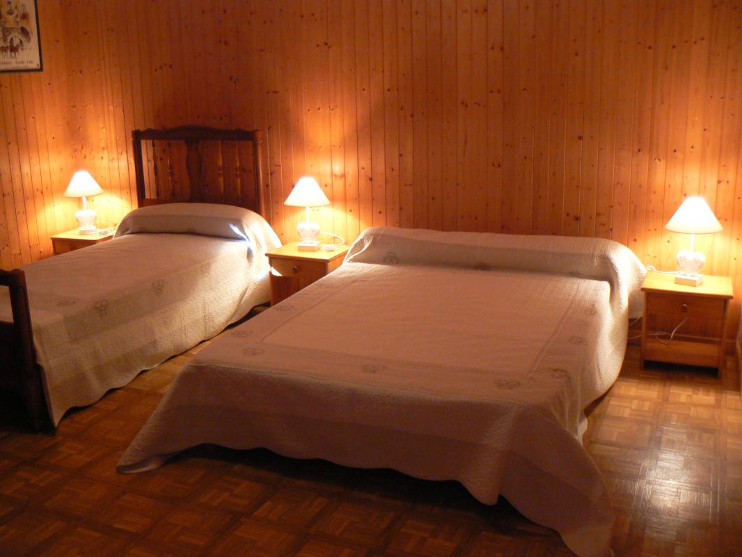 Chambre 2 avec un lit de 140cm et 1 lit de 90cm