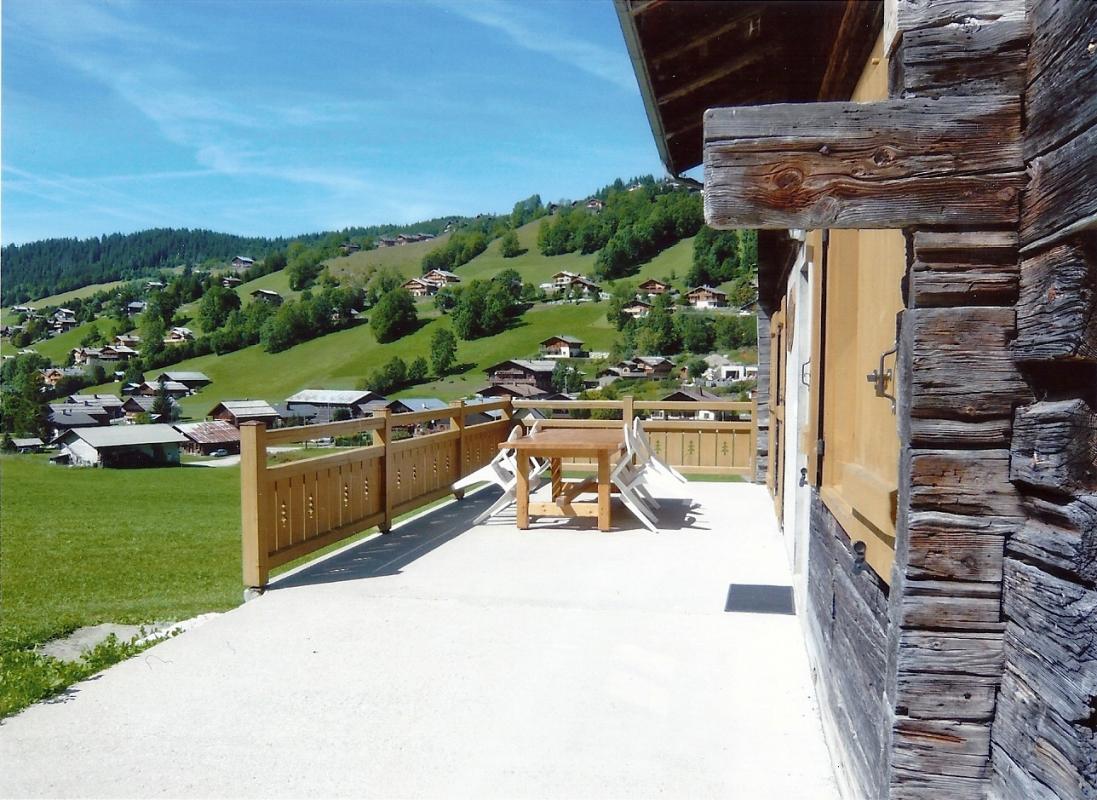 Une grande terrasse.   