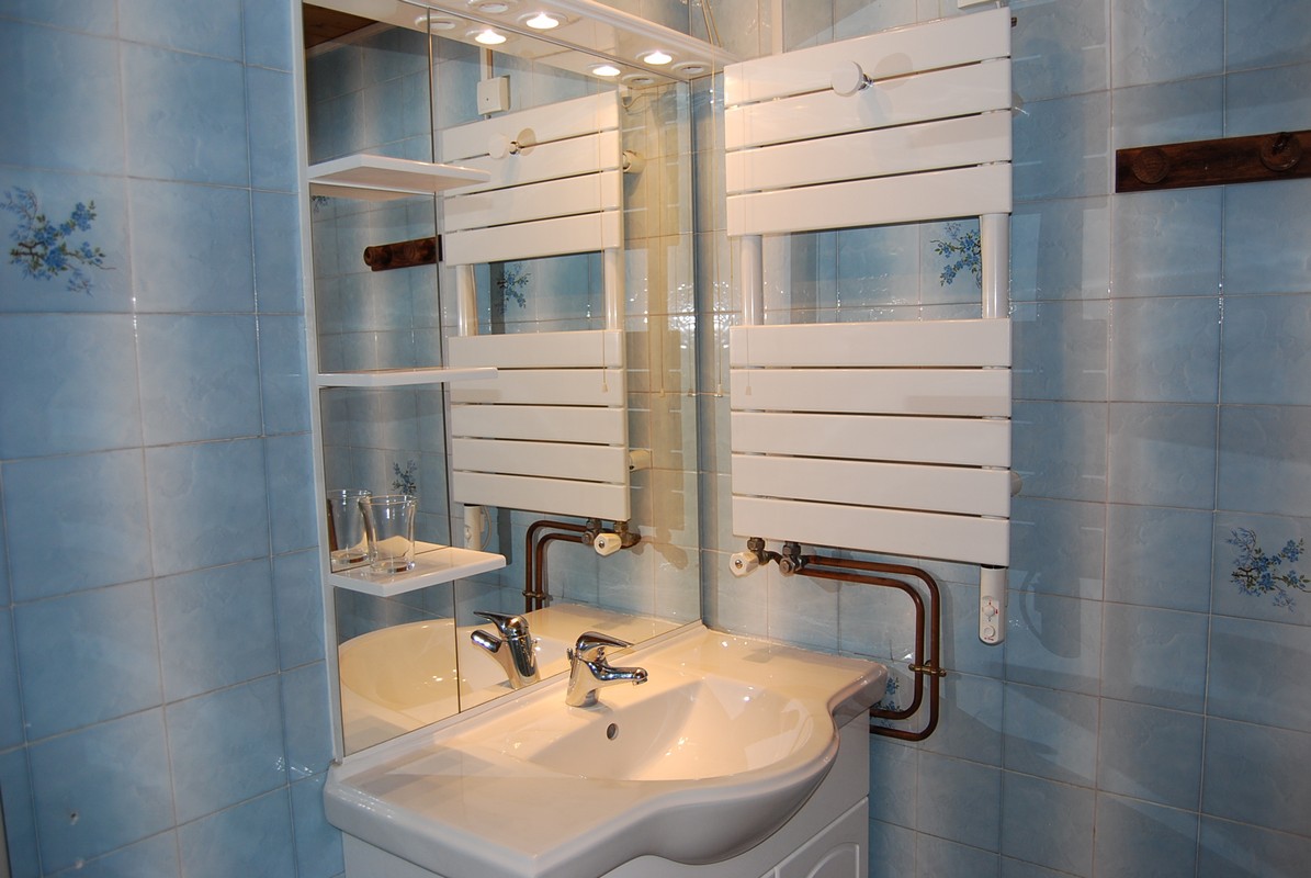 Salle de bain (baignoire, vasque sur meuble, s&egrave;che serviette, s&egrave;che cheveux), WC ind&eacute;pendant