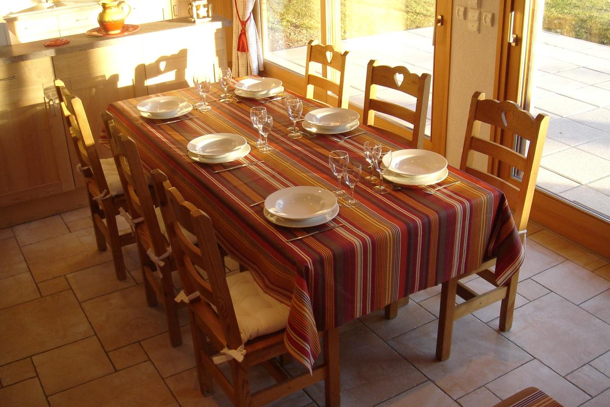 Salle &agrave; manger.rnGrandes baies vitr&eacute;es donnant sur terrasse.