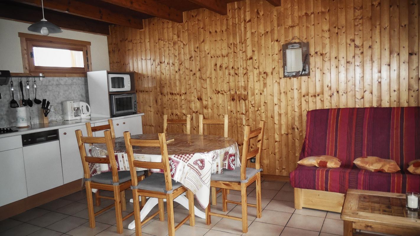 Gite comprenant cuisine &eacute;quip&eacute;e avec four, micro-ondes, frigo, cong&eacute;lateur et appareil m&eacute;nag&eacute;.