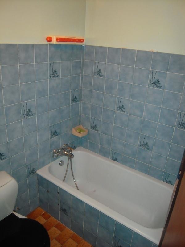 Salle de bain avec w.c