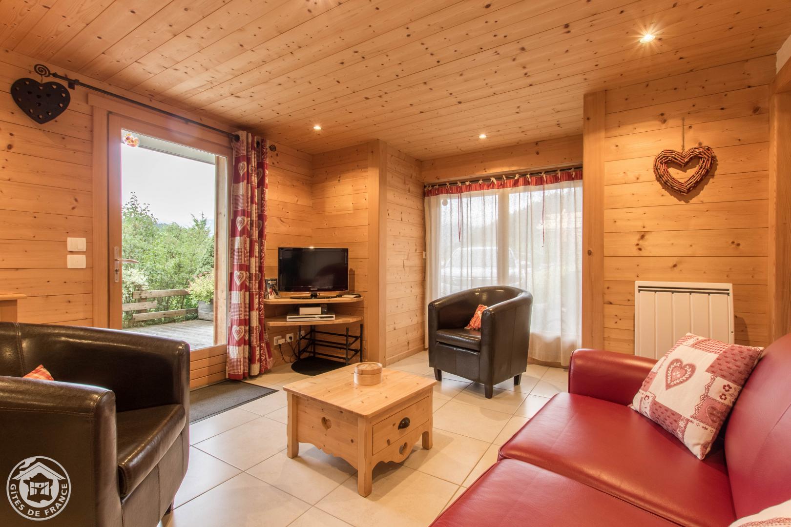 Plaisir des yeux pour cette belle salle de bain bleue dans un d&eacute;cor chaleureux tout en bois.rnEt de la place! Avec le lavabo double,la douche ferm&eacute;e de qualit&eacute;,le radiateur s&egrave;che-serviettes.... rnrn