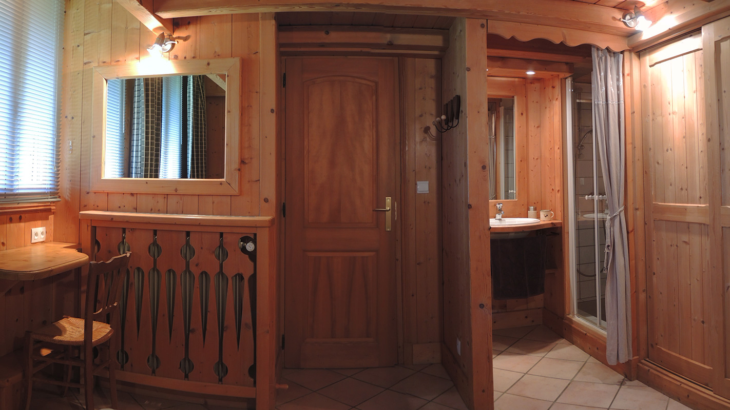 Douche et lavabo de la chambre double