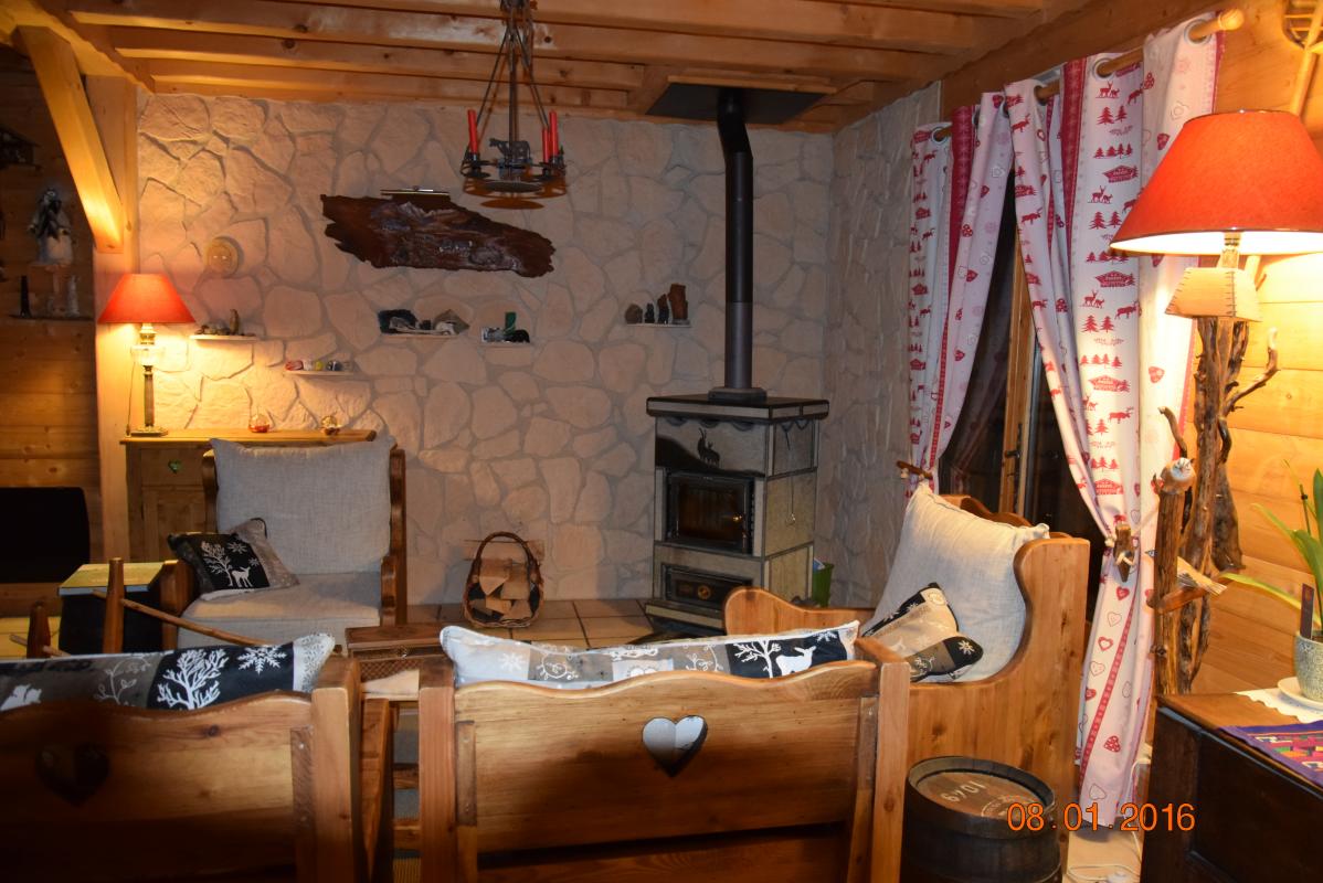 Salon d&eacute;tente l'hiver aupr&egrave;s du feu
