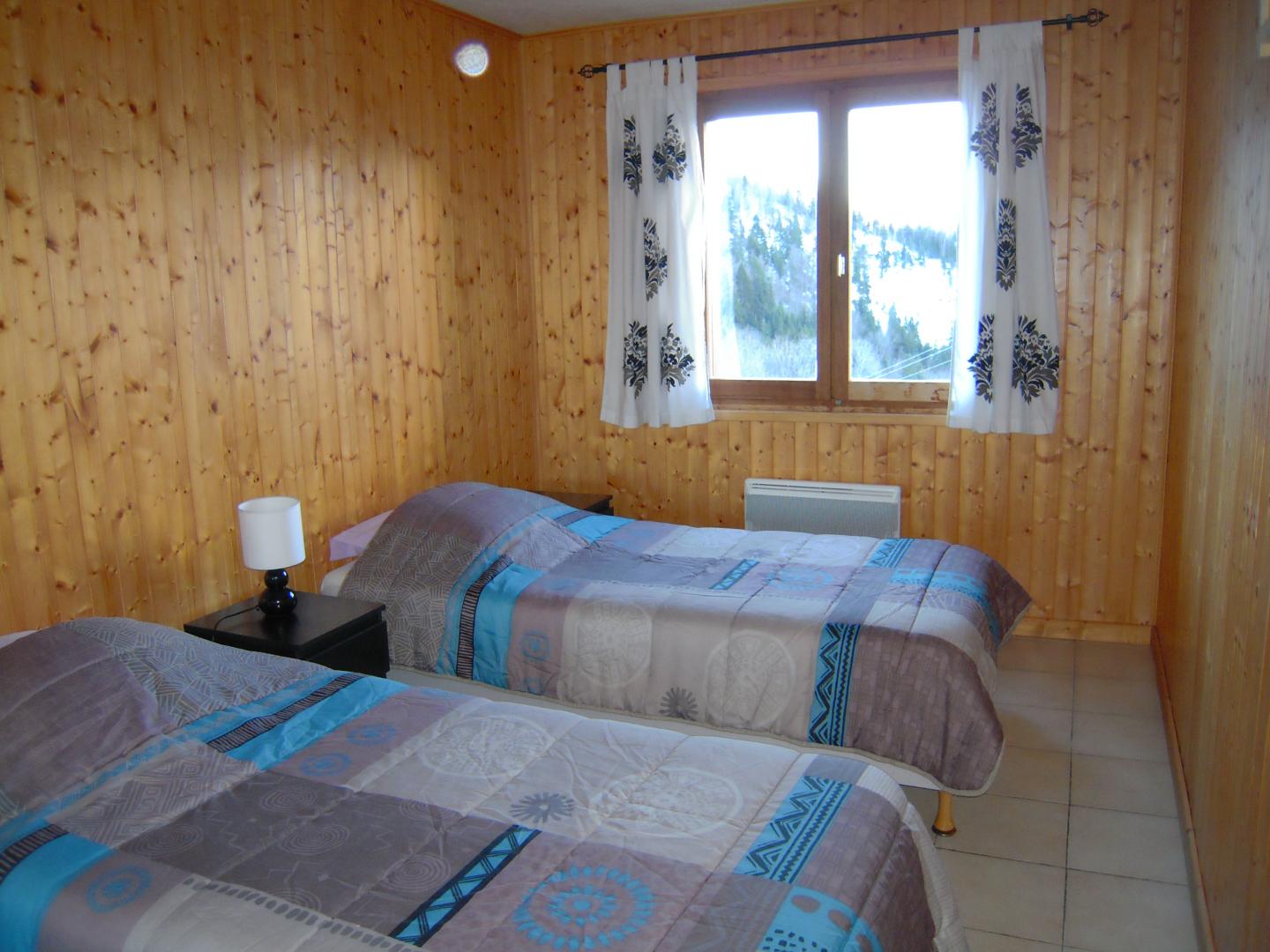 Chambre avec 2 lits 1pers, armoire.