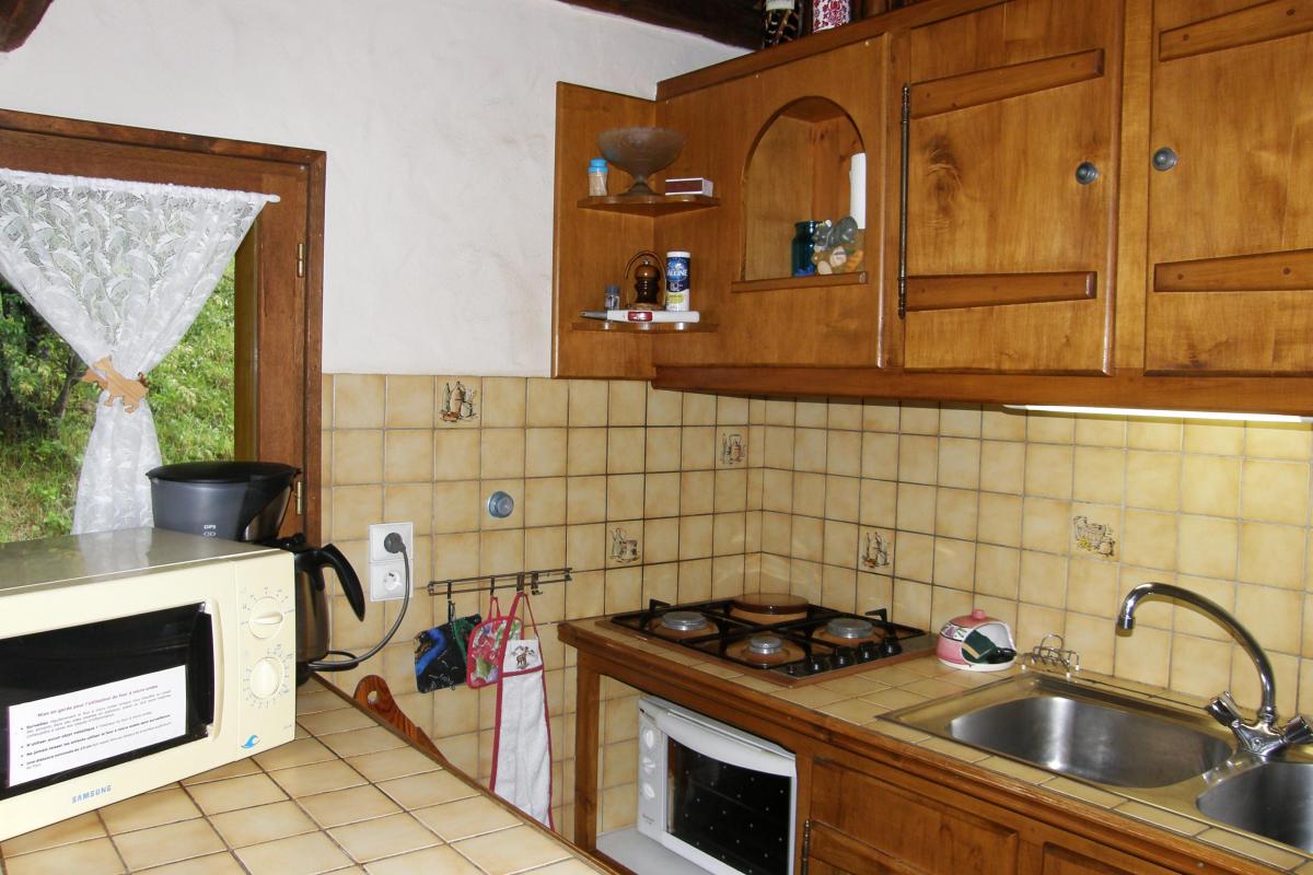 Les chambres avec les lits 90 x 190 sont dans un vieux mazot savoyard log&eacute; &agrave; l'int&eacute;rieur du chalet