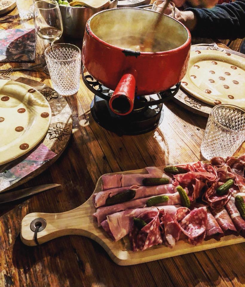 FONDUE SAVOYARDE AVEC LES HOTES.