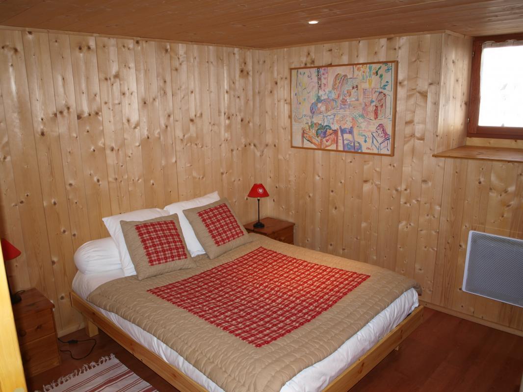 La chambre au rez de chauss&eacute;e est &eacute;quip&eacute;e aussi d'un lit de 90. Salle de bains et WC ind&eacute;pendant y sont attenants.