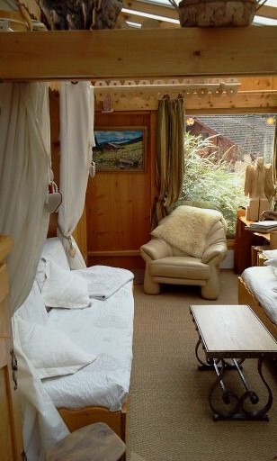 le lit &agrave; baldaquin possible: une place ou deux: