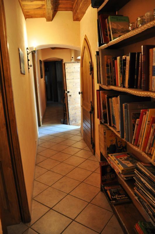 Couloir d&eacute;sservant les 3 chambres, la cuisine et la porte d'entr&eacute;e