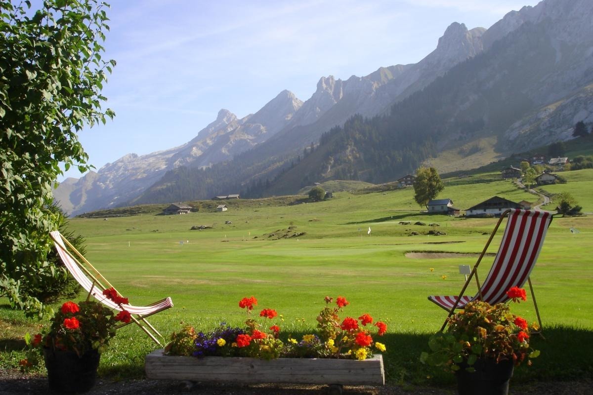 VUE SUR LE GOLF ET LA CHAINE DES ARAVIS