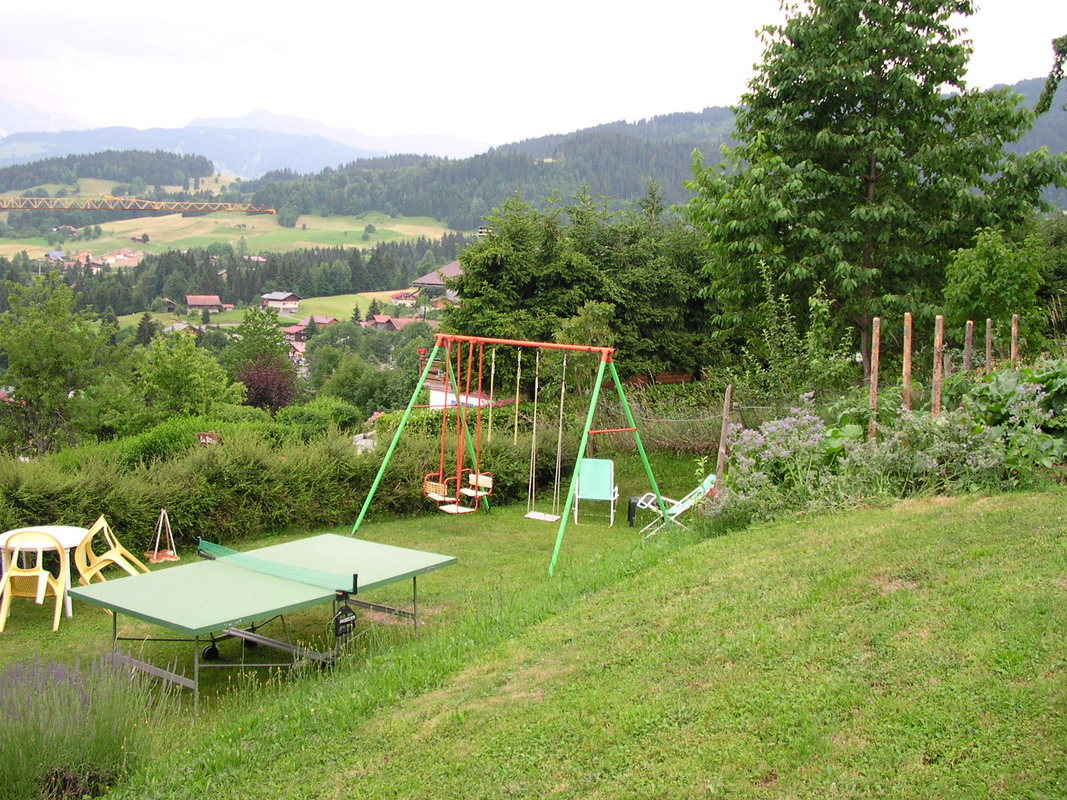Jardin commun aux 3 appartements, avec balan&ccedil;oires, table de ping-pong l'&eacute;t&eacute;, table et chaises longues