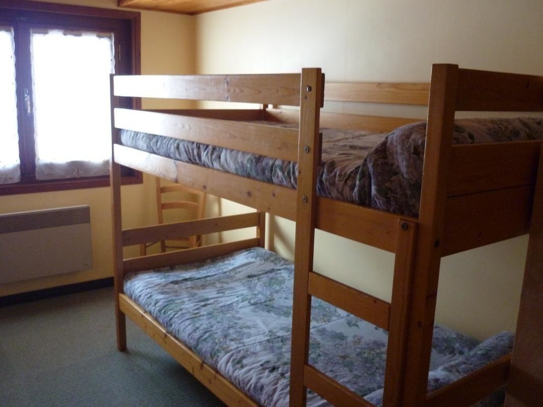 Chambre avec 2 lits superpos&eacute;s   1 lit simple