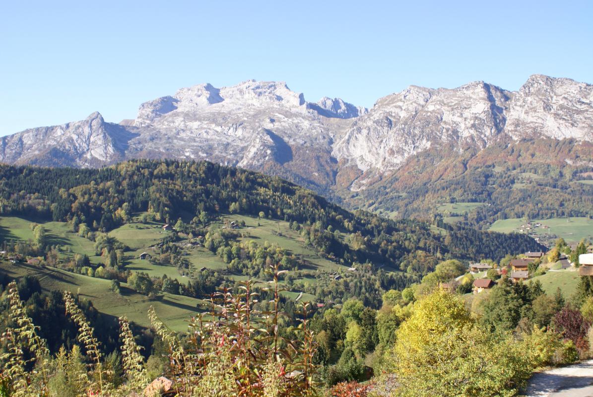 Vue de la terrasse sur la Tournette en &eacute;t&eacute;.