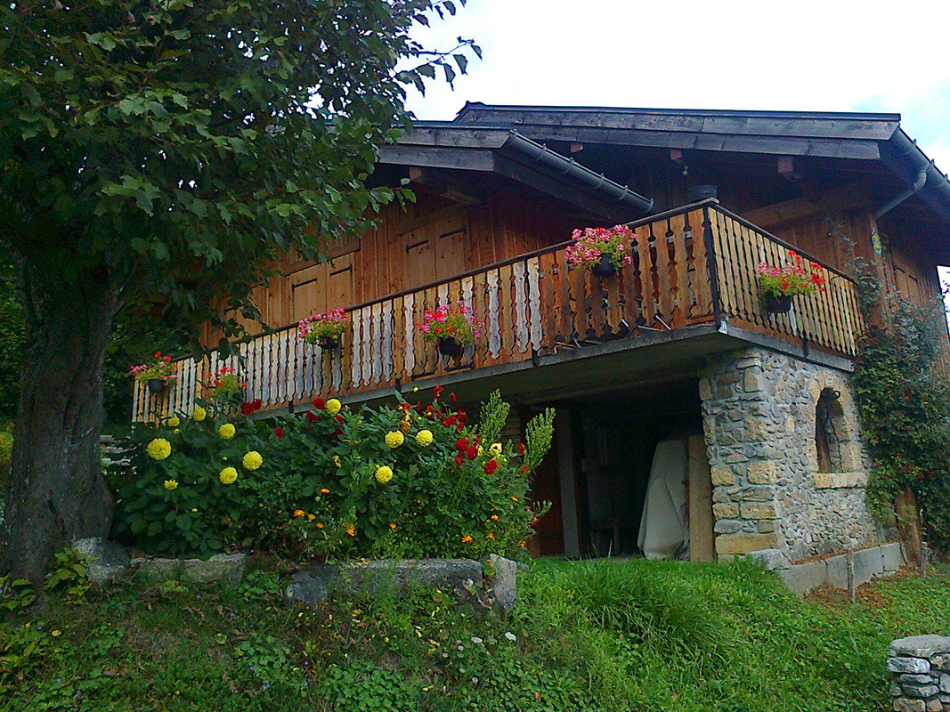 Coin terrasse face aux montagnes