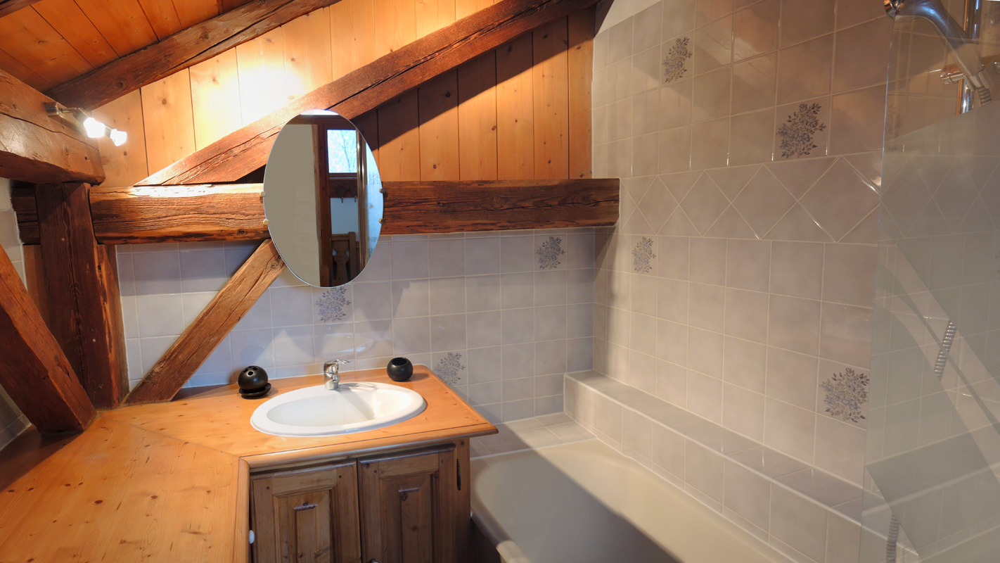 Salle de bain: baignoire, vasque et machine &agrave; laver le linge