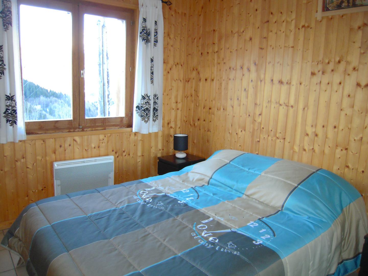 Chambre avec 1 lit 2pers et une armoire.