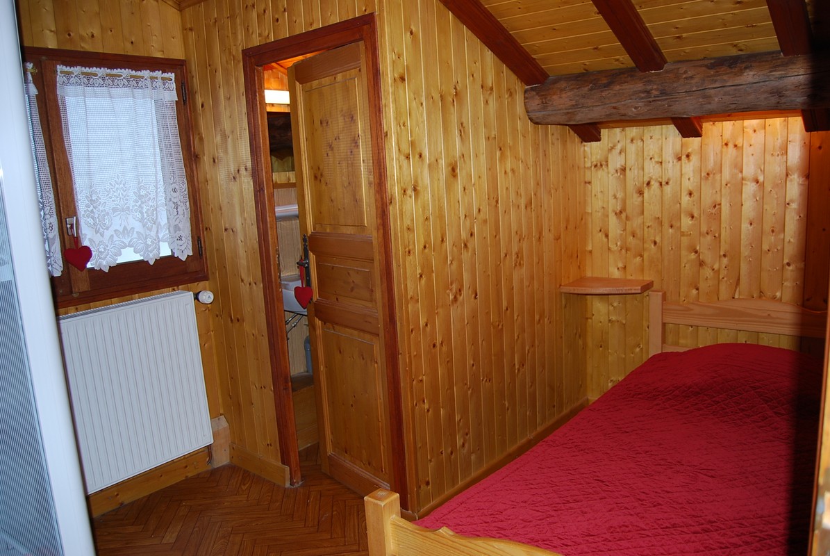 Chambre avec un lit 90 et sa salle d'eau (douche)