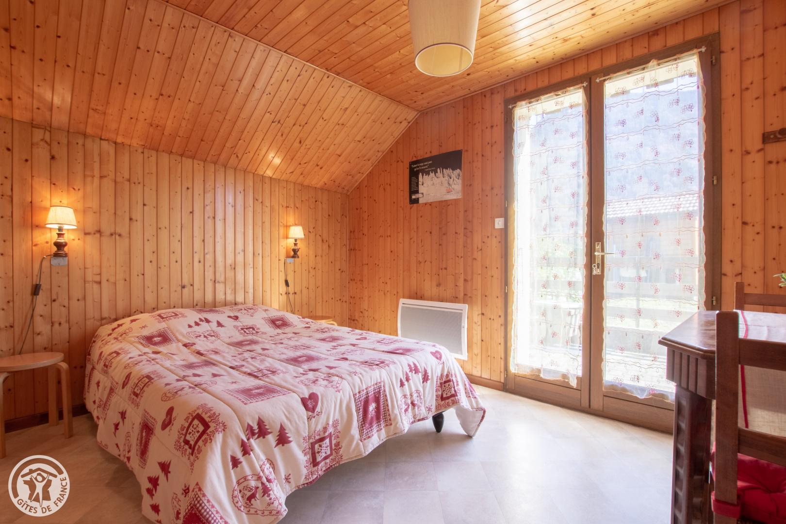Chambre parentale &agrave; l'&eacute;tage (avec lit BB)