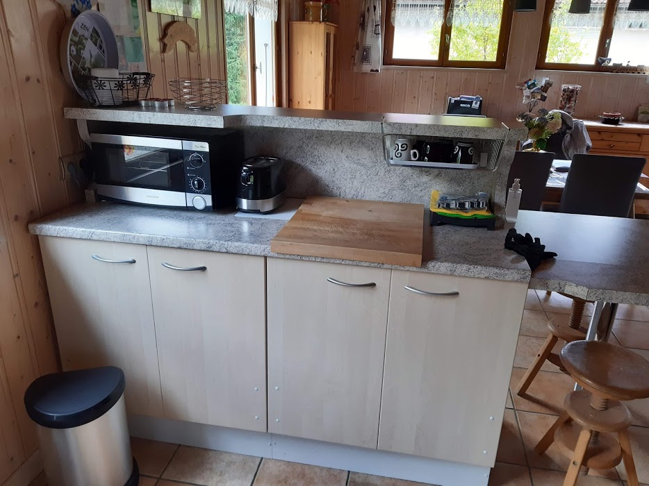 Salle &agrave; manger   baie vitr&eacute;e donnant sur terrasse et jardinet privatif