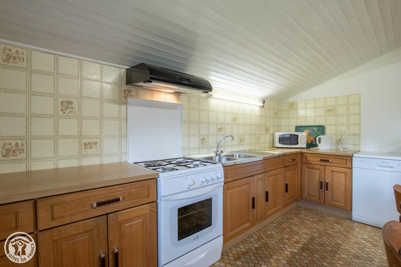 S&eacute;jour cuisine avec balcon, vue sur la vall&eacute;e et le Col du Bonhomme