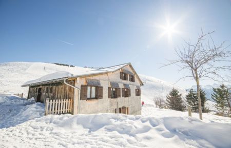 G&icirc;te n&deg;183005 Mieussy - Haute-Savoie - Fa&ccedil;ade nord ouest du chalet