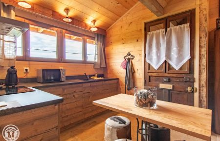 G&icirc;te n&deg;55008 Challonges - Haute-Savoie - Cuisine avec vue d&eacute;gag&eacute;e