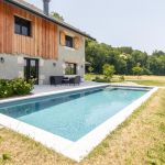 Piscine privative s&eacute;curis&eacute;e de 11 x 4 m avec nage &agrave; contre-courant, chauff&eacute;e de mai &agrave; fin septembre.
