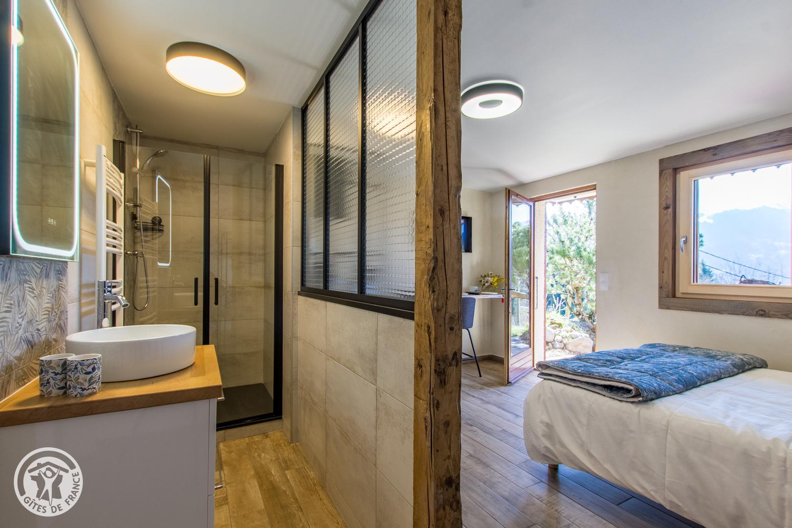 salle de bains avec vasque douche et sèche serviettes photo 8