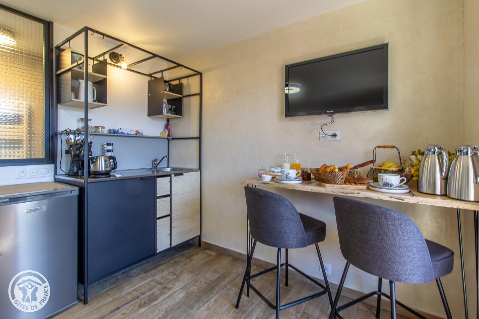 petite cuisine équipée avec four micro ondes cafetière bouilloire et vaisselle photo 5