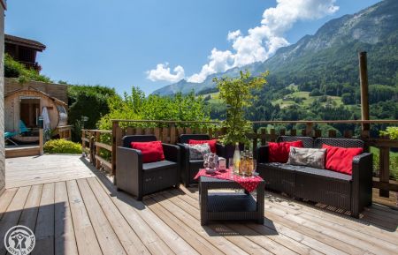 Terrasse offrant vue panoramique sur le Massif de la Tournette. Gîte n°280045 Thônes - Haute-Savoie - Terrasse offrant vue panoramique sur le Massif de la Tournette.
