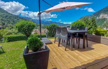 G&icirc;te n&deg;123014 Faverges-Seythenex - Haute-Savoie - Terrasse am&eacute;nag&eacute;e et espace jardin devant le g&icirc;te, vue sur Faverges et montagnes