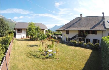 G&icirc;te n&deg;104017 Doussard - Haute-Savoie - Vue du jardin avec sur la droite les deux g&icirc;tes Arolle et Eterlou, et &agrave; gauche la chambre d'h&ocirc;tes Grangelitte.