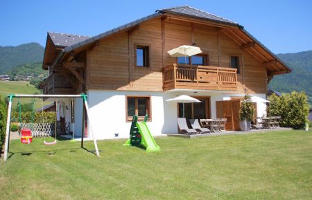 G&icirc;te n&deg;276017 Taninges - Haute-Savoie - Le jardin et les jeux 